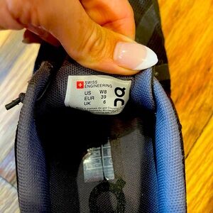 Size 8 ON running shoes, black, slight wear. Need washed! 🫣 In good condition.